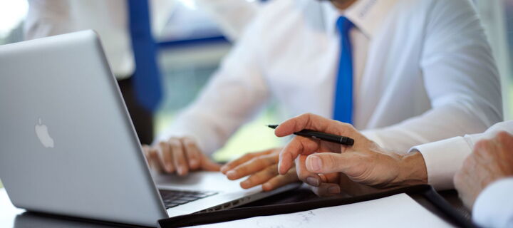 Mitarbeiter planen am Laptop